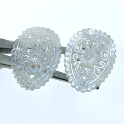 Alternative view of 2pc 25mm x 35mm Natural White Mother of Pearl Filigree Drop Shape Flower Pendants WM-0159