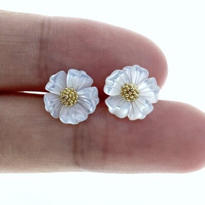 Alternative view of 10pc Bauhinia Hawaiian Flower Beads White Mother Of Pearl Hand Carved WM-0087