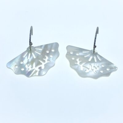 Alternative view of 2pc 18mm x 30mm Organic White Mother of Pearl Filigree Fan Connectors Pendants WM-0160