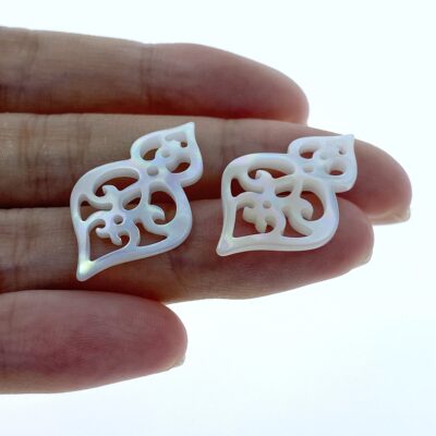Alternative view of 2pc 16mm x 26mm Natural White Mother of Pearl Filigree Drop Pendants WM-0063