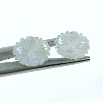 Alternative view of 10pc Daisy Flower Beads White Mother Of Pearl 15mm Hand Carved WM-0098