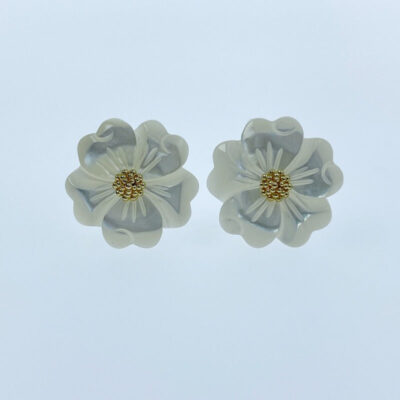 Alternative view of 10pc Flower Beads White Mother Of Pearl 15mm Hand Carved WM-0132