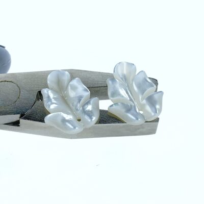 Alternative view of 6pc 13mm x 17mm White Mother of Pearl Hand Carved Leaf Pendants WM-0218