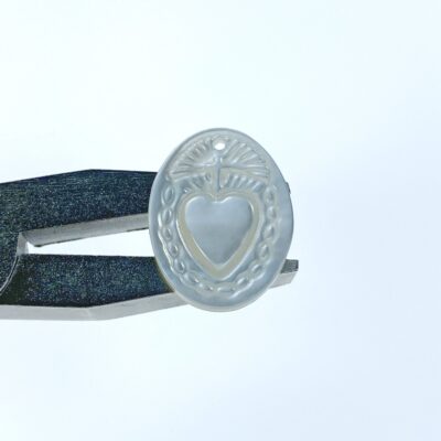 2pc Sacred Heart Mother Of Pearl Beads 20mm Organic White Pearl Jesus Heart Oval Pendant Charms For DIY Jewelry Making Hand Carved WM-0171