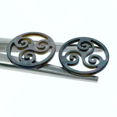 Alternative view of 2pc 18mm Black Mother of Pearl Three Swirl Round Connectors Pendants BM-0058