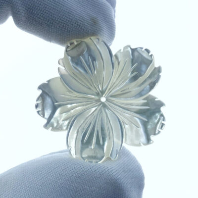 Alternative view of 4pc Hibiscus Flower Beads White Mother Of Pearl Tropical Flower WM-0222