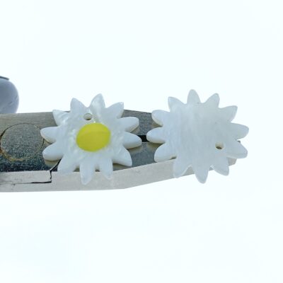 Alternative view of 10pc Daisy Flower Beads White Mother Of Pearl 17mm Hand Carved