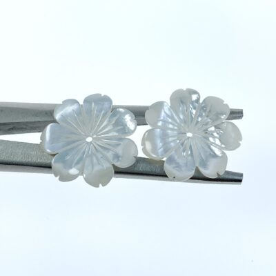 Alternative view of 6pc Hand Carved White Mother of Pearl 18mm Daisy Flower Beads WM-0213