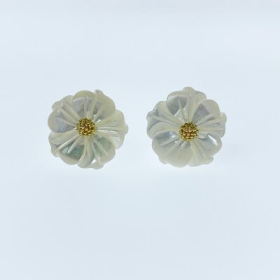 Alternative view of 10pc Bauhinia Flower Beads White Mother Of Pearl 15mm Hand Carved WM-0123