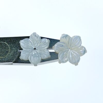 Alternative view of 10pc Flower Beads White Mother Of Pearl 15mm Hand Carved WM-0016