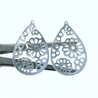 Alternative view of 2pc 23mm x 37mm Natural White Mother of Pearl Filigree Drop Shape Flower Pendants WM-0118