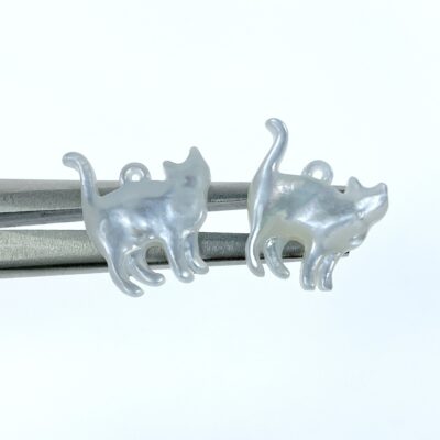 Alternative view of 2pc 15mm x 18mm Hand Carved White Mother of Pearl Cat Head Beads WM-0073